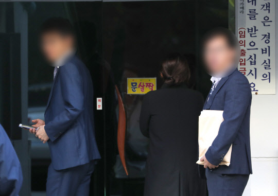 23일 오전 서울 서초구 방배동 조국 법무부 장관의 자택 현관에 검찰 관계자들이 압수 수색을 하기 위해 들어가고 있다. (사진=연합)
